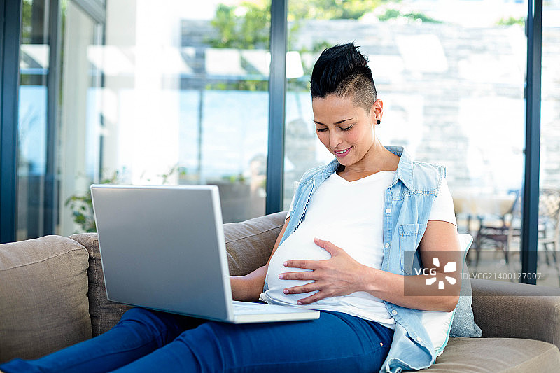孕妇使用笔记本电脑图片素材