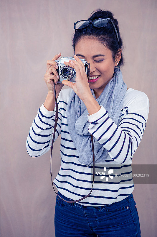 微笑的亚洲女人拍照图片素材