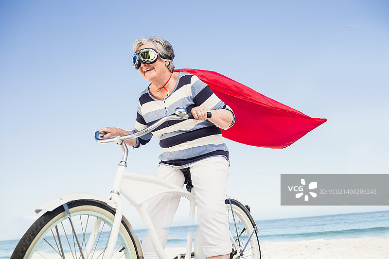 高级女超人骑在自行车上图片素材