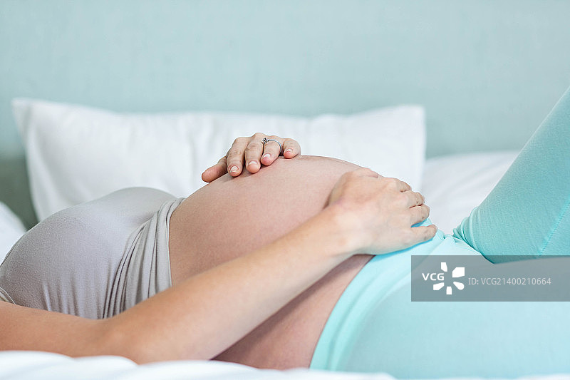 一个孕妇躺在床上图片素材