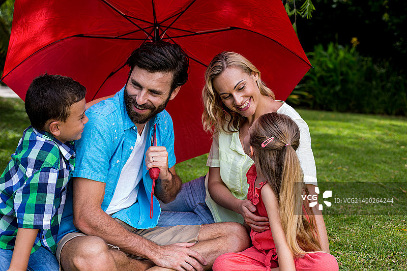 幸福家庭带伞坐ti图片素材