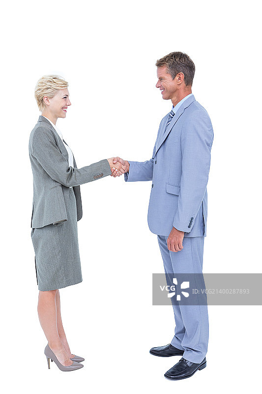 微笑的商业人士在白色的屏幕上握手图片素材