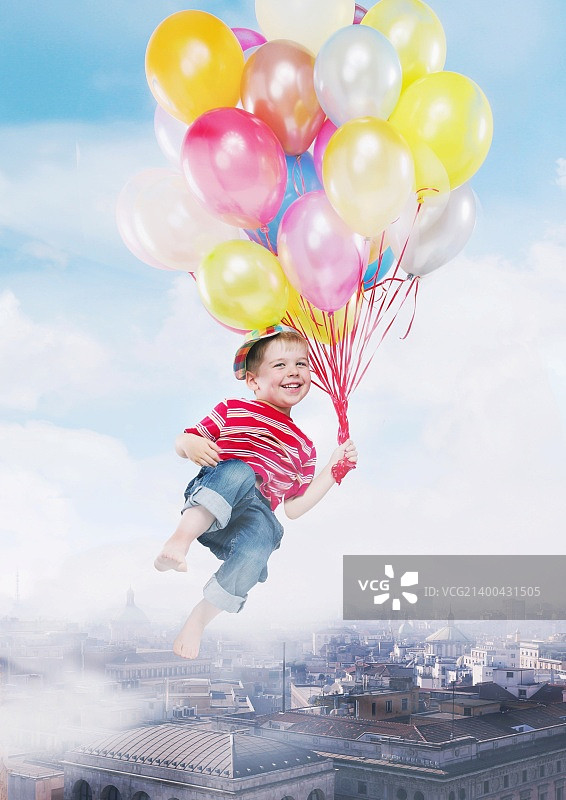 小朋友在气球上飞行的滑稽画面图片素材