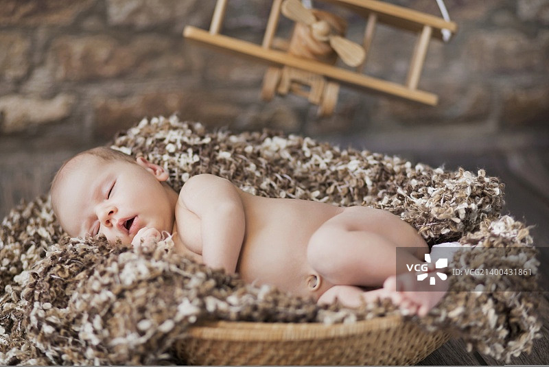 可爱的婴儿睡在玩具房的精美图片图片素材