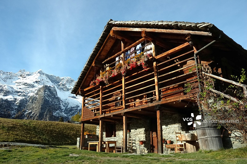 典型的“Walser”房子的一个古老的山村;西阿尔卑斯山脉,意大利图片素材