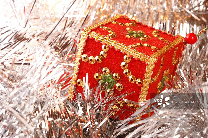 圣诞树装饰:红盒子图片素材