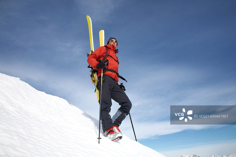 男滑雪者对着蓝天;意大利阿尔卑斯山图片素材