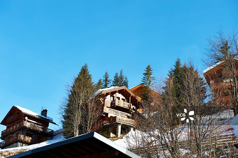 冬季有雪的高山滑雪胜地，法国梅里贝尔，阿尔卑斯山图片素材