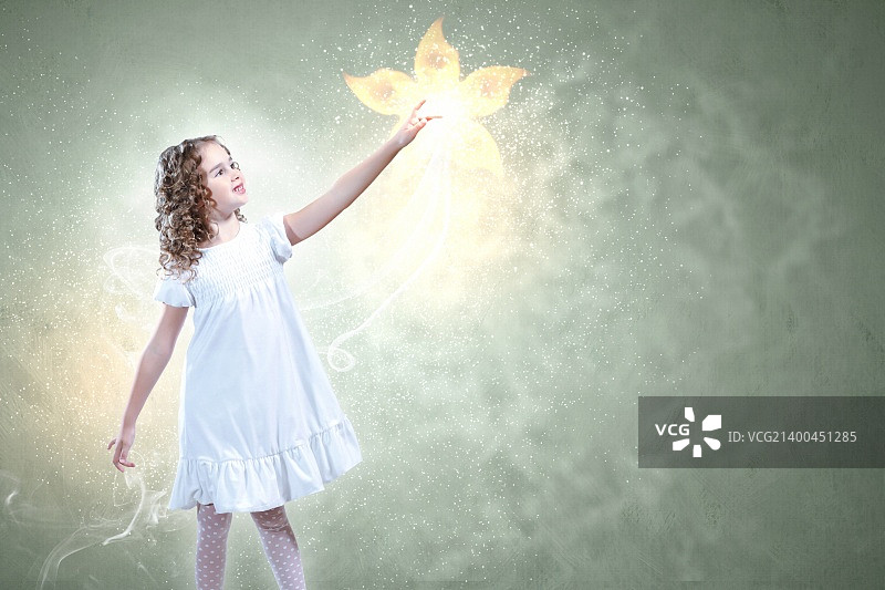 小女孩带着魔法灯在周围发光图片素材