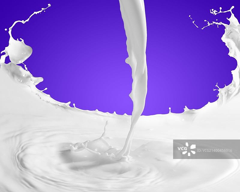 牛奶溅在彩色背景上的图像图片素材