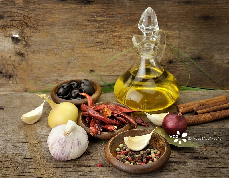 橄榄油和香料的木制背景图片素材