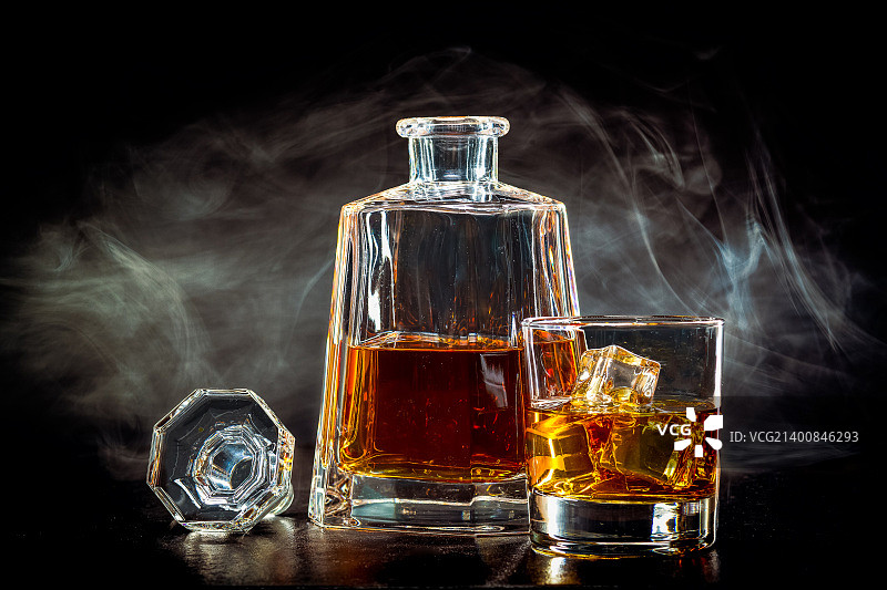 烟雾缭绕的威士忌图片素材