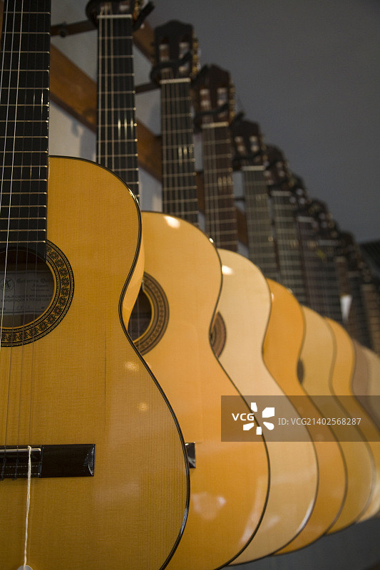 西班牙塞维利亚一家乐器商店出售的吉他图片素材