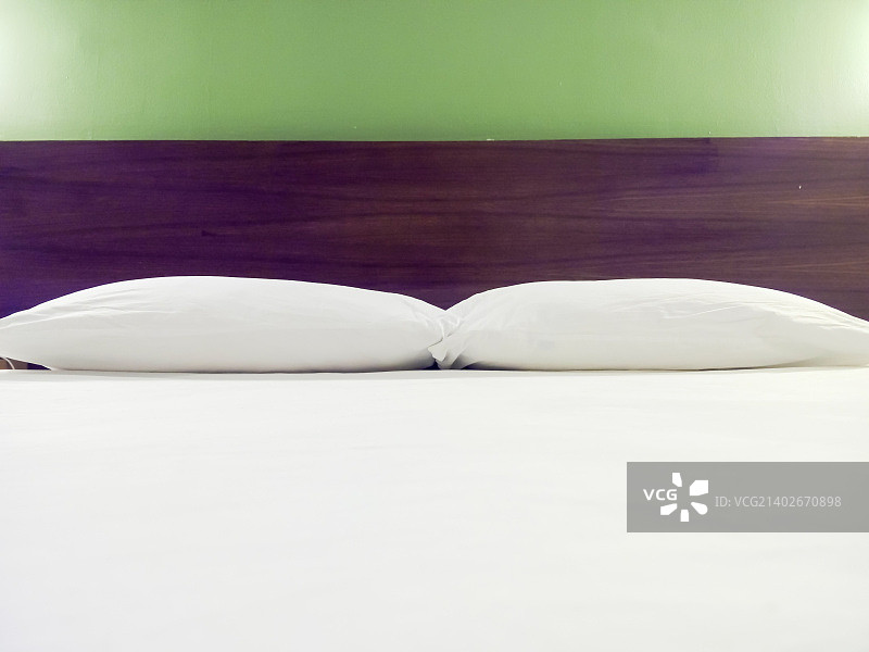 现代双人间卧室，大床和床头柜图片素材
