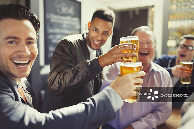 热情的男性朋友在酒吧举杯图片素材