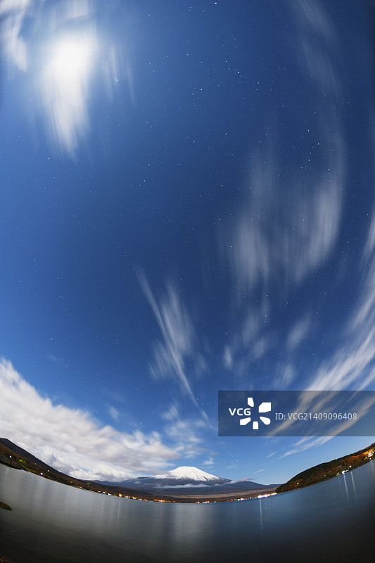 日本山梨县山中湖夜间多云的天空和富士山图片素材
