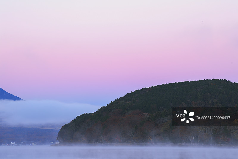 日本山梨县山中湖的晨雾图片素材