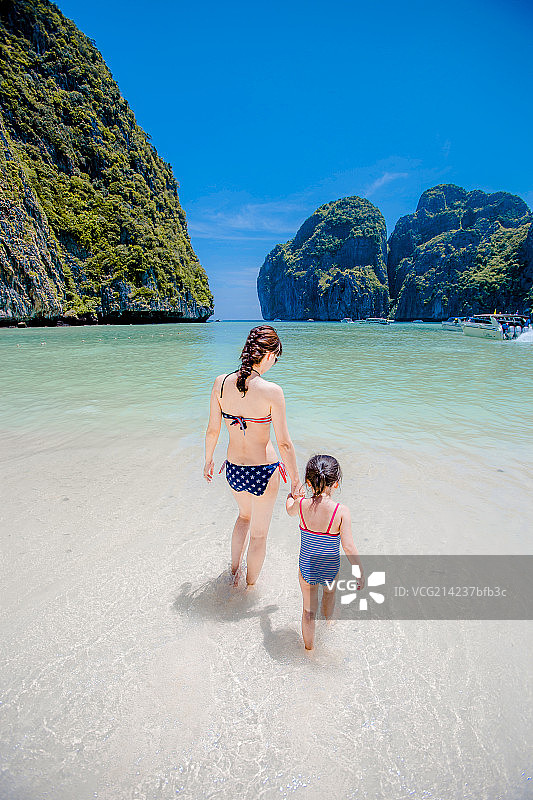 海边的年轻妈妈和女儿图片素材