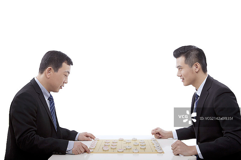 两个商务男士下中国象棋图片素材