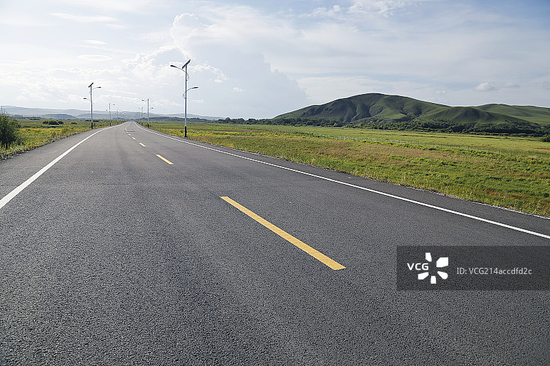 平坦柏油道路与新能源路灯图片素材