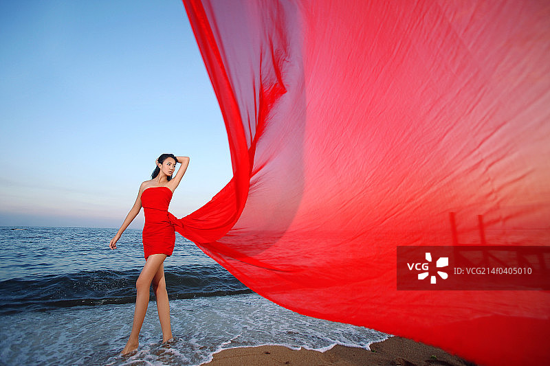 穿红裙的青年女子在海边图片素材