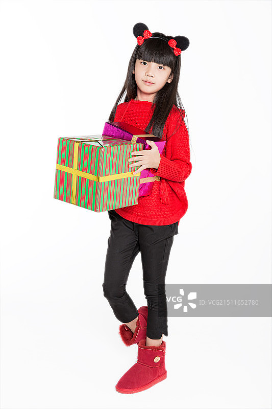小女孩抱着礼物盒图片素材