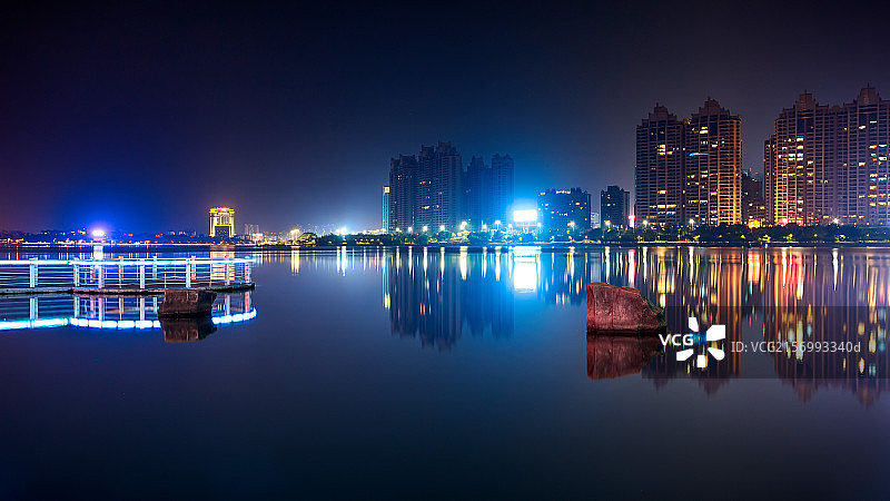 惠州东江边礁石与城市夜景图片素材