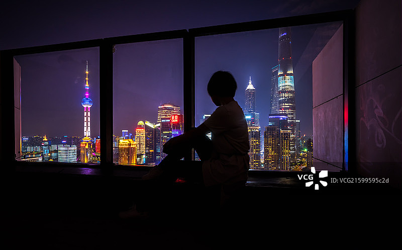 有上海天际线的年轻女性剪影图片素材