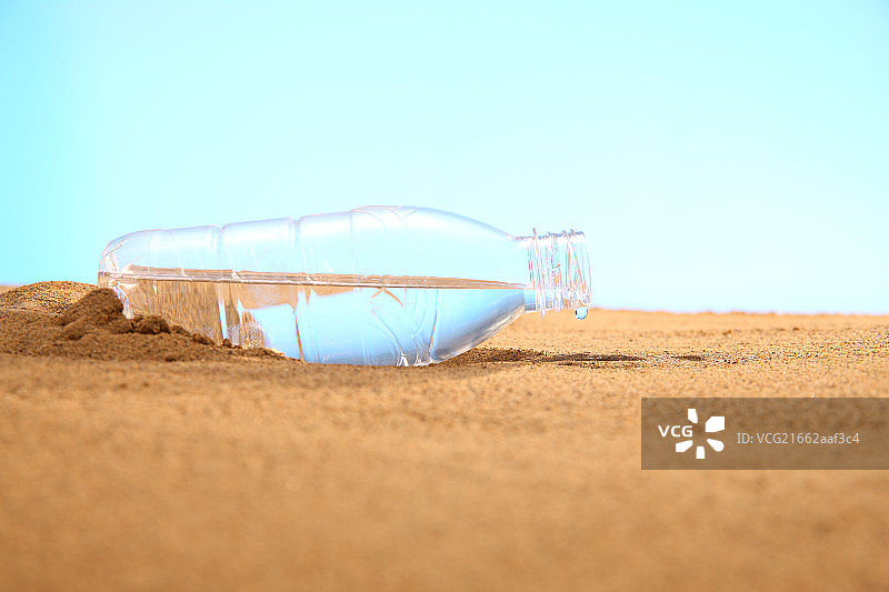 沙滩水瓶图片素材