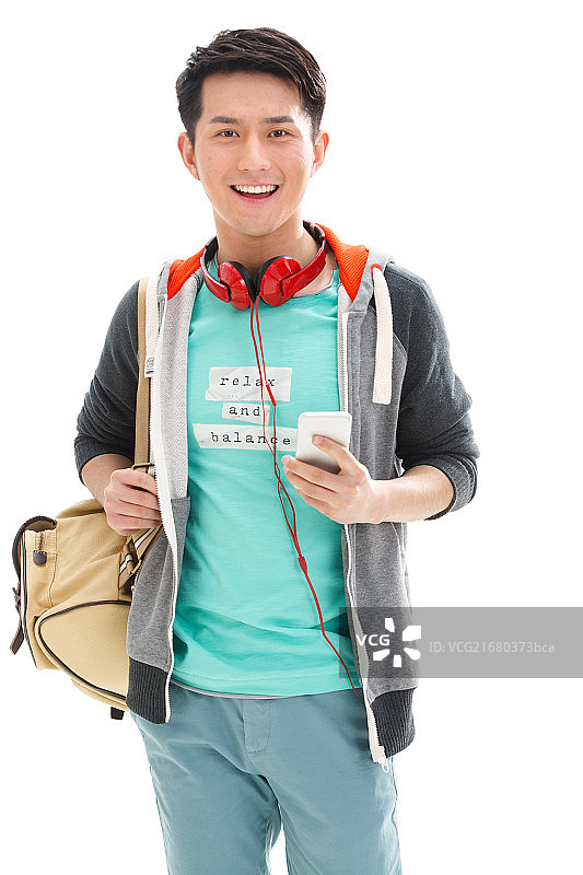 一个年轻的大学男生拿着手机图片素材