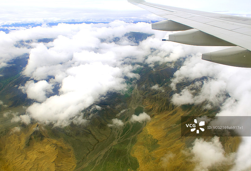 飞机机翼白色云层绿色山川图片素材