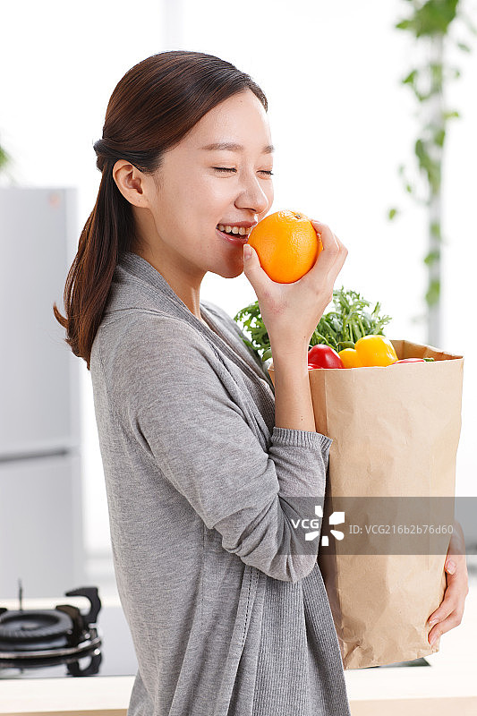 年轻女人吃水果图片素材