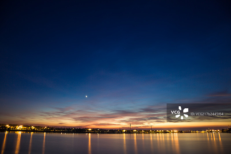 湖面日落夜景图片素材