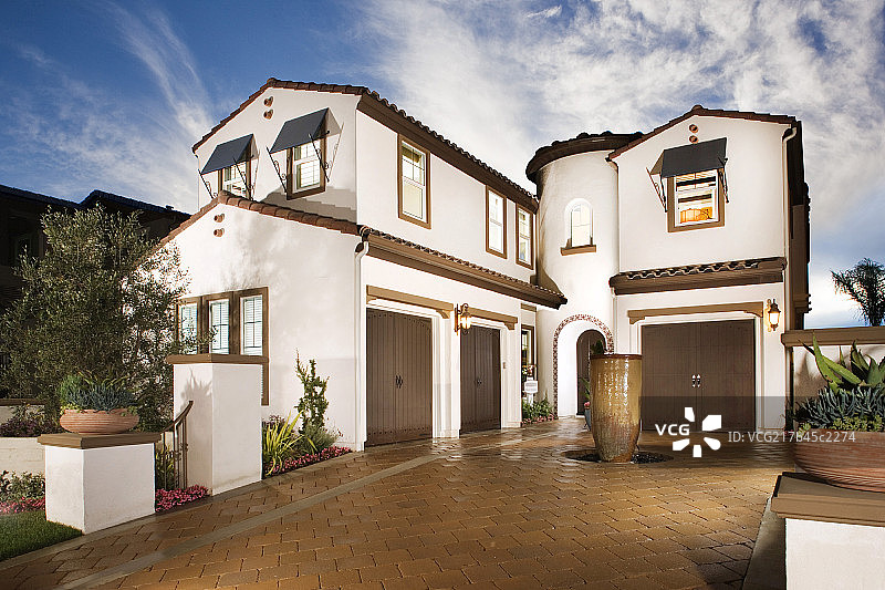 Exterior of one story house with courtyard against cloudy sky; Oxnard; California; USA图片素材