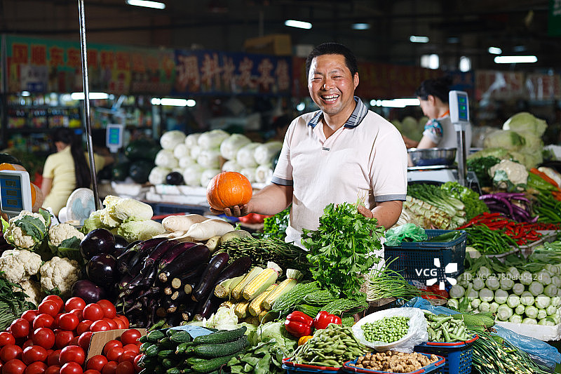 一个菜农在菜市场里卖菜图片素材