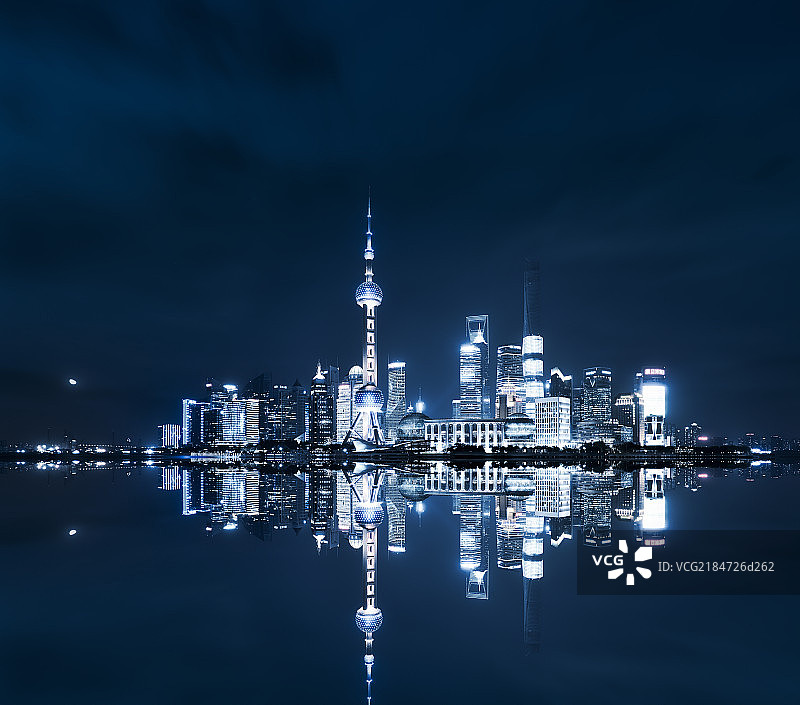 上海浦东陆家嘴摩天大楼夜景和江中倒影图片素材