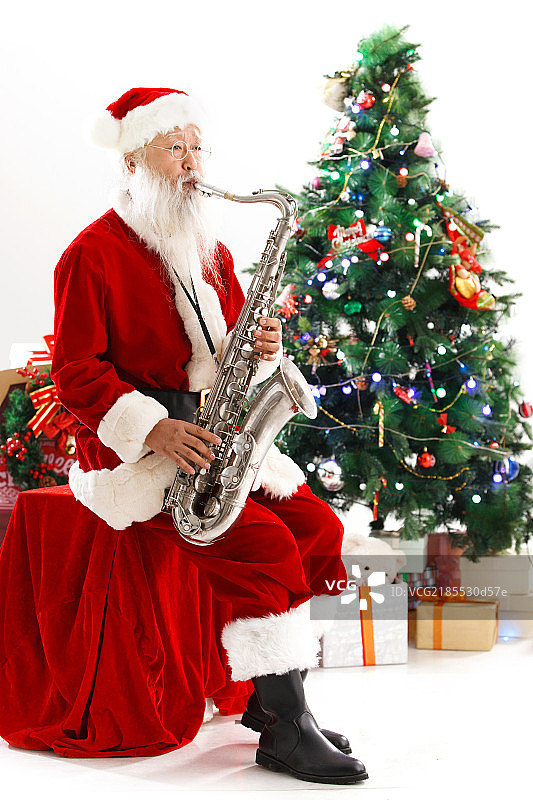穿着圣诞服的老人在吹萨克斯图片素材