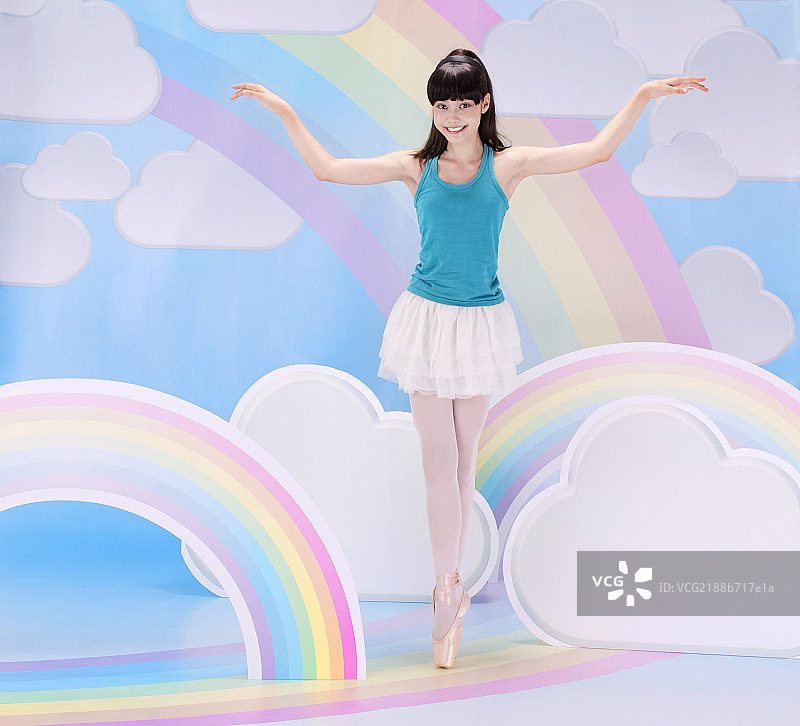 在云彩与彩虹间舞蹈的女孩图片素材