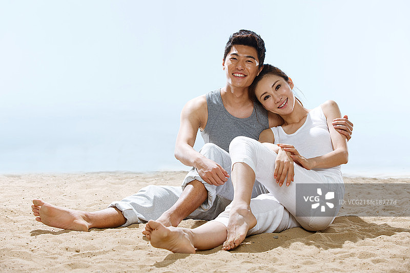 坐在沙滩上的浪漫情侣图片素材