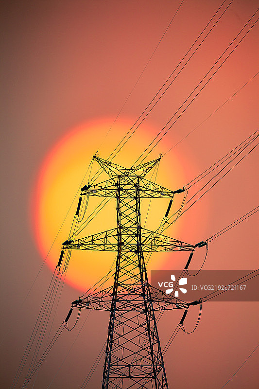 夕阳下的电力塔图片素材