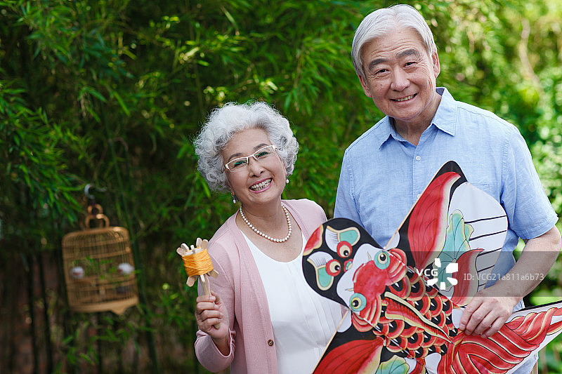 老年夫妇拿着风筝图片素材