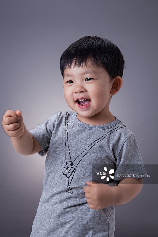 一个中国小男孩图片素材