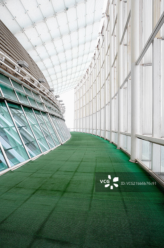北京CBD地标建筑办公大楼绿色通道走廊图片素材