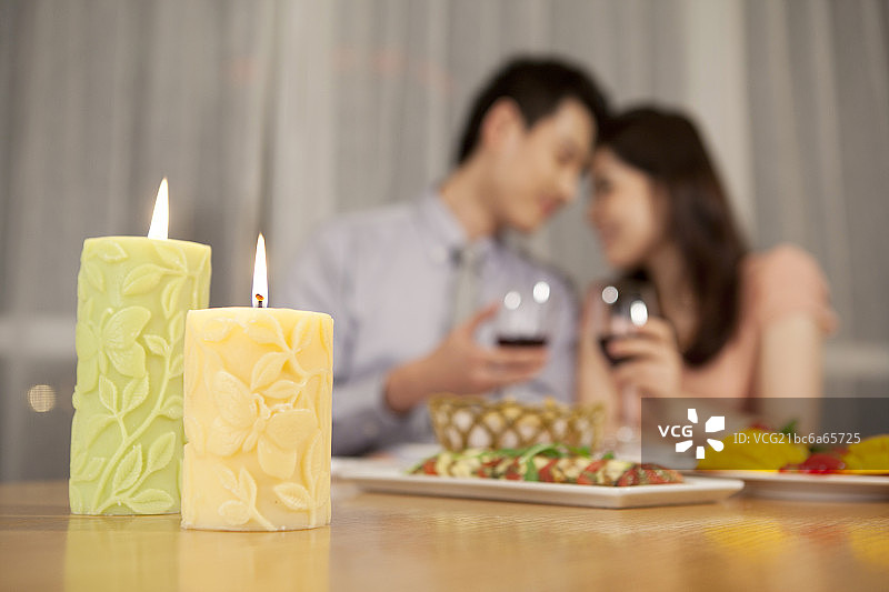 青年夫妇的烛光晚餐图片素材