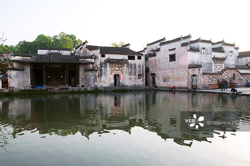 宏村古建筑群及水中的倒影图片素材