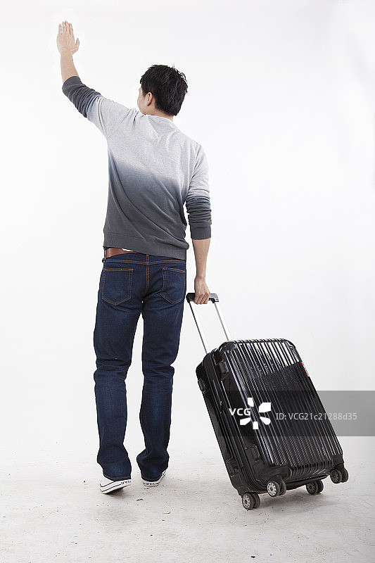青年男子拉着行李箱图片素材