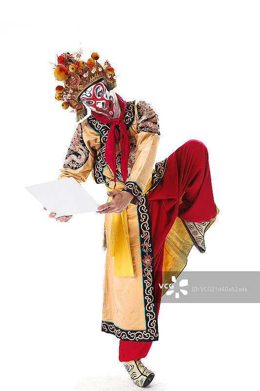 京剧里的人物孙悟空拿着笔记本电脑图片素材