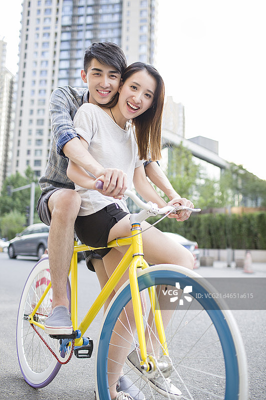 快乐的年轻情侣骑自行车图片素材