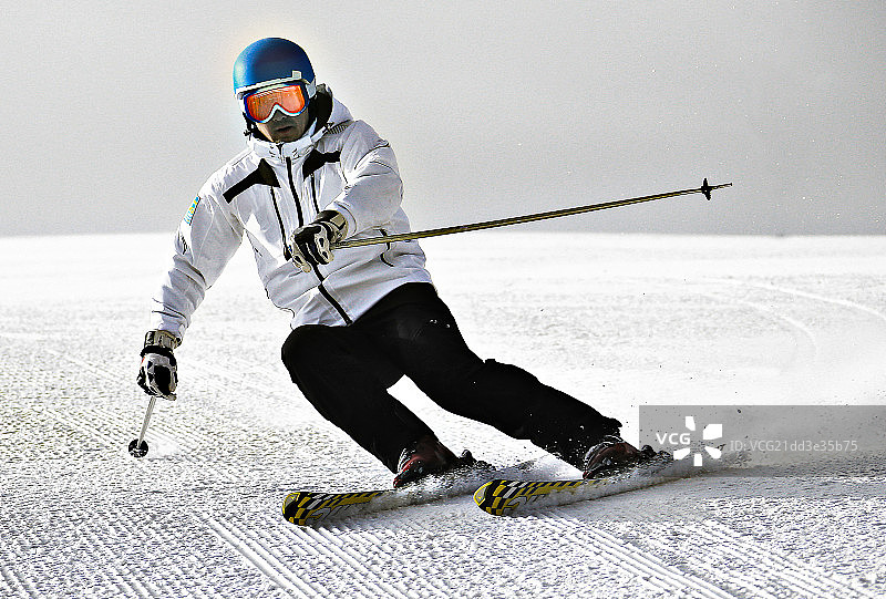 戴滑雪头盔专业的东方中国男滑雪爱好者在滑雪图片素材