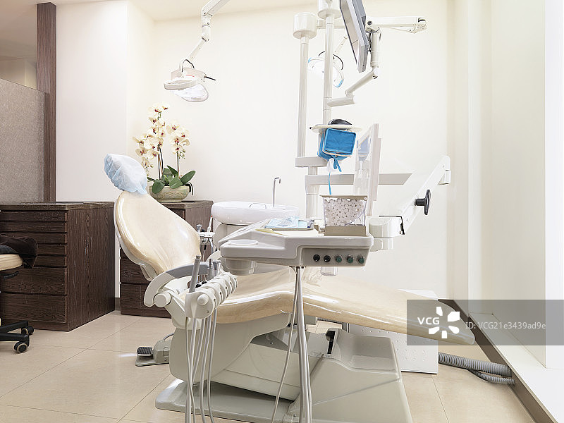 Medical equipment in dentist's office图片素材